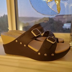 🆕 Brown Crocs wedges EuC 9